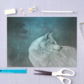 Schöner grauer Wolf in einem dunklen Wald Seidenpapier (Handwerk)