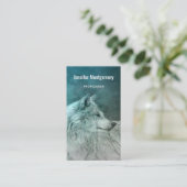 Schöner grauer Wolf in einem dunklen Wald Visitenkarte (Stehend Vorderseite)