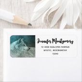 Schöner grauer Wolf in einer dunklen Waldadresse (Insitu)