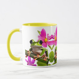 Schöner, grüner Frosch umgeben von rosa Blume Tasse