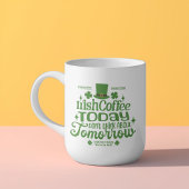 Schöner grüner, glücklicher irischer Kaffee heute Tasse