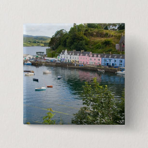 Schöner Hafen und Segelboote mit Reflexionen in 2 Button