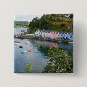 Schöner Hafen und Segelboote mit Reflexionen in 2 Button