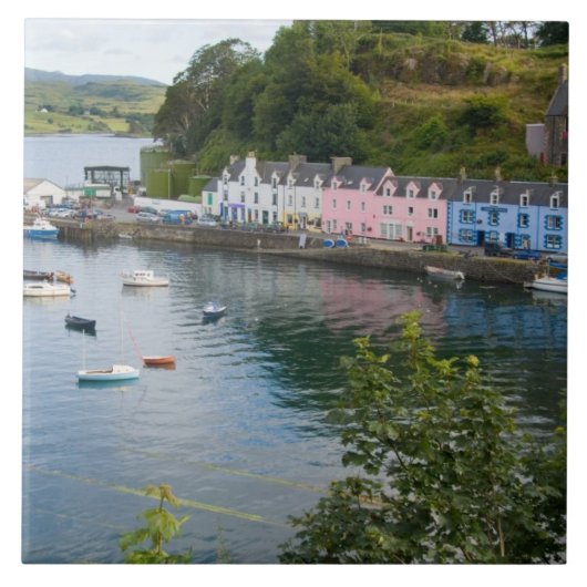 Schöner Hafen und Segelboote mit Reflexionen in 2 Fliese (Vorderseite)