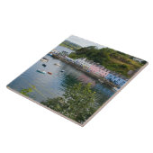 Schöner Hafen und Segelboote mit Reflexionen in 2 Fliese (Seite)