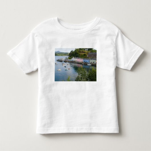 Schöner Hafen und Segelboote mit Reflexionen in 2 Kleinkind T-shirt (Vorderseite)