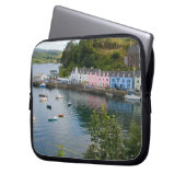 Schöner Hafen und Segelboote mit Reflexionen in 2 Laptopschutzhülle (Vorderseite Links)