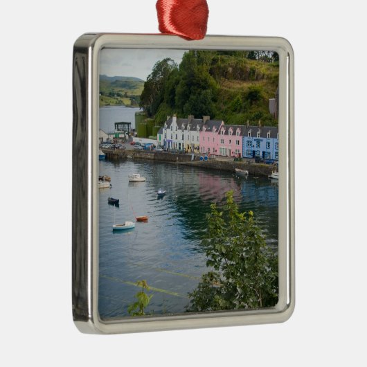 Schöner Hafen und Segelboote mit Reflexionen in 2 Silbernes Ornament (Rechts)