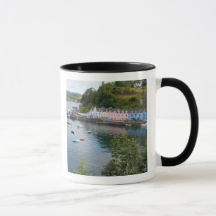 Schöner Hafen und Segelboote mit Reflexionen in 2 Tasse