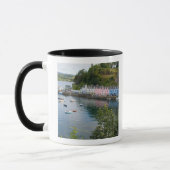 Schöner Hafen und Segelboote mit Reflexionen in 2 Tasse (Links)