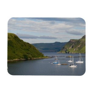 Schöner Hafen und Segelboote mit Reflexionen in Magnet