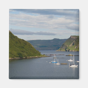Schöner Hafen und Segelboote mit Reflexionen in Magnet