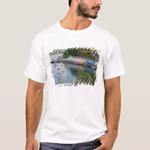 Schöner Hafen und Segelboote mit Spiegelungen in 2 T-Shirt