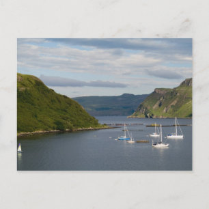 Schöner Hafen und Segelboote mit Spiegelungen in Postkarte