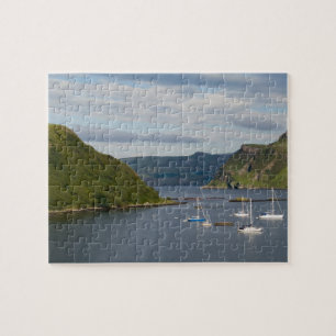 Schöner Hafen und Segelboote mit Spiegelungen in Puzzle