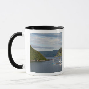 Schöner Hafen und Segelboote mit Spiegelungen in Tasse