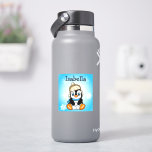 Schöner handgezogener Pinguin mit Schneebällen Aufkleber<br><div class="desc">A cute funny hand drawn cartoon penguin with snowballs and snowflakes background. Personalized name stickers.</div>
