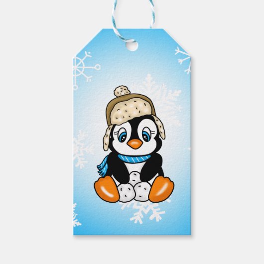 Schöner handgezogener Pinguin mit Schneebällen Geschenkanhänger (Vorderseite)