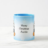 Schöner handgezogener Pinguin mit Schneebällen Tasse (Zentrum)