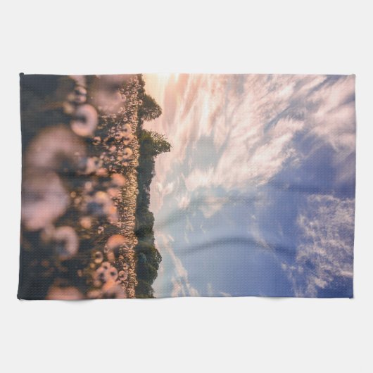 schöner Himmel über dem schlichten Geschirrtuch (Horizontal)