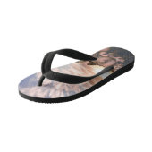 schöner Himmel über dem schlichten Kinderbadesandalen (Schrägansicht)