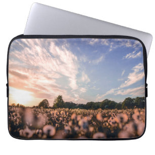 schöner Himmel über dem schlichten Laptopschutzhülle