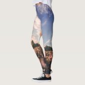 schöner Himmel über dem schlichten Leggings (Links)