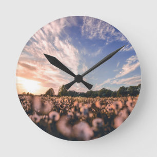 schöner Himmel über dem schlichten Runde Wanduhr