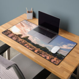 schöner Himmel über dem schlichten Schreibtischunterlage