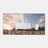 schöner Himmel über dem schlichten Schreibtischunterlage (Tastatur & Maus)