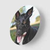 Schöner Hund mit Haselaugen Runde Wanduhr (Winkel)