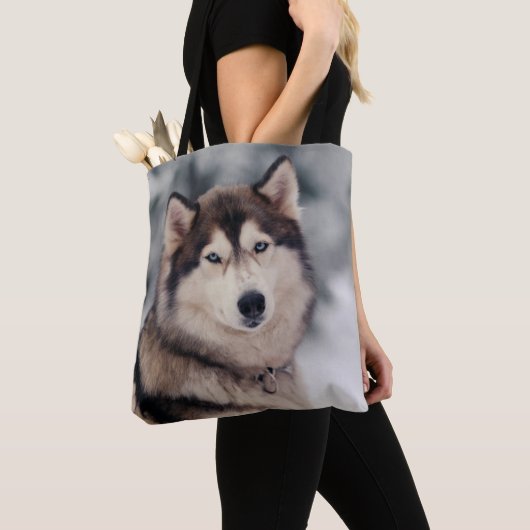 Schöner Husky im Freien Tasche (Von Nahem)