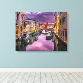 Schöner Kanal mit Gebäude und Booten Leinwanddruck (Insitu (Holzboden))