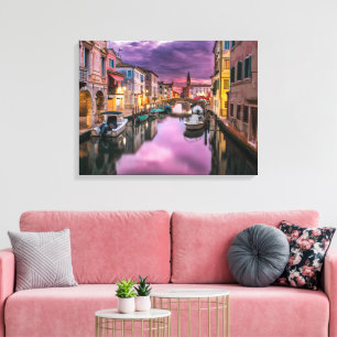 Schöner Kanal mit Gebäude und Booten Leinwanddruck