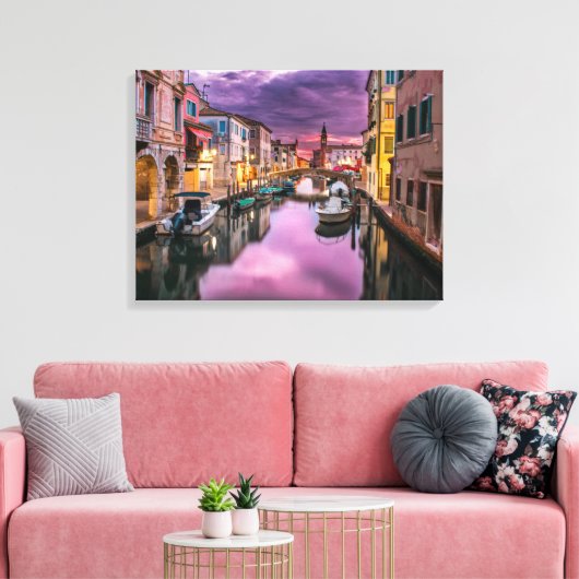 Schöner Kanal mit Gebäude und Booten Leinwanddruck (Insitu (Wohnzimmer))