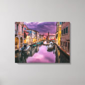 Schöner Kanal mit Gebäude und Booten Leinwanddruck (Vorderseite)