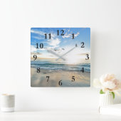 Schöner karibischer Tropenstrand und Vögel Quadratische Wanduhr (Zuhause)