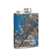 Schöner Kirschblütenbaum gegen den blauen Himmel. Flachmann (Rechts)
