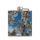 Schöner Kirschblütenbaum gegen den blauen Himmel. Flachmann (Rückseite)