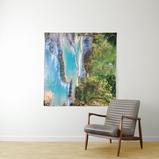 Schöner kleiner Wasserfall im Naturwald Wandteppich (Beispiel (Horizontal))