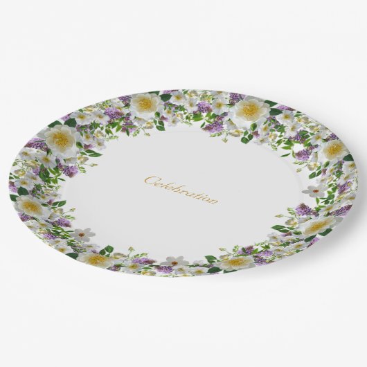 Schöner Kranz aus Blume in Violett und Weiß Pappteller (Schrägansicht)