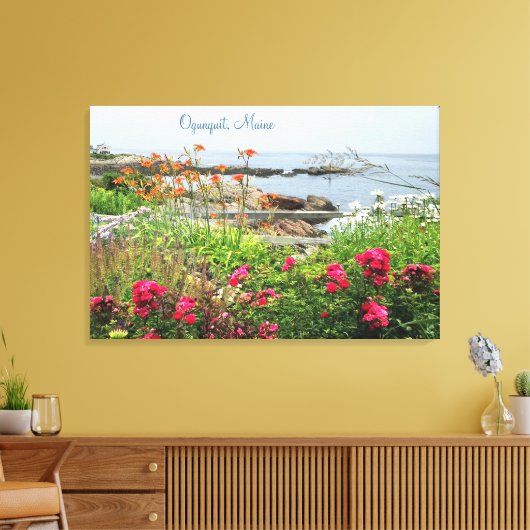 Schöner Küstengarten Ogunquit, ME Leinwanddruck (Insitu (Wohnzimmer))