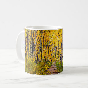 Schöner landschaftlicher Herbstweg im Espenwäldche Kaffeetasse