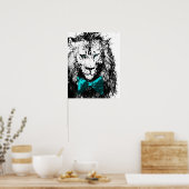 Schöner Löwe mit Blue Bow Krawatte und Augen Poster (Küche)