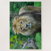 Schöner majestätischer Löwe im Dschungel Puzzle (Vertikal)