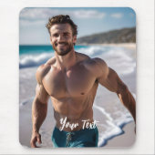 Schöner Mann am Strand Mousepad (Vorne)
