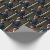 Schöner Mann mit Rote Rose Geschenkpapier (Ecke)