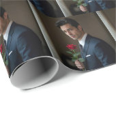 Schöner Mann mit Rote Rose Geschenkpapier (Rolleneckpunkt)