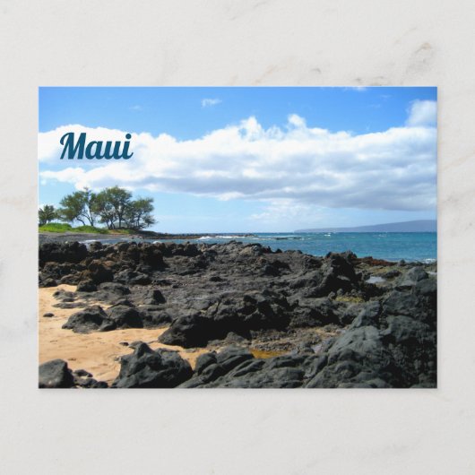 Schöner Maui-Strand mit schwarzen Felsen Postkarte (Vorderseite)