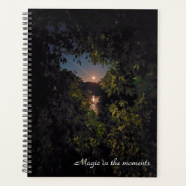 Schöner Mondaufstieg über Wasser Planer